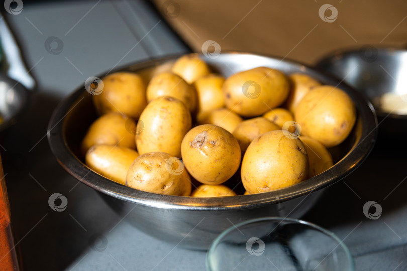 Скачать Свежий молодой картофель в металлической миске. фотосток Ozero