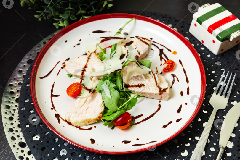 Скачать Изысканный салат из курицы с бальзамической глазурью. фотосток Ozero