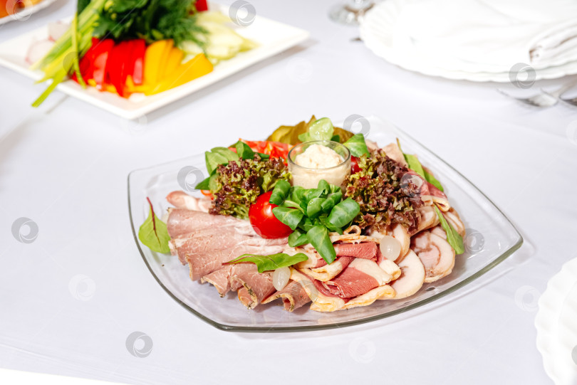 Скачать Мясное ассорти с зеленью и хреном. фотосток Ozero