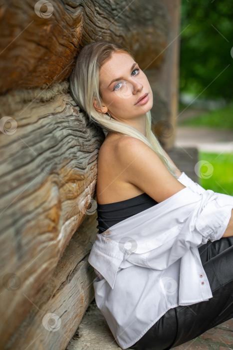 Скачать Портрет молодой блондинки крупным планом фотосток Ozero