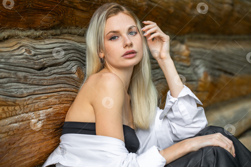 Скачать Портрет молодой блондинки крупным планом фотосток Ozero