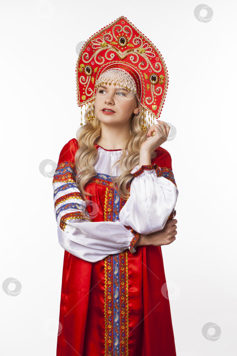 Скачать Традиционный русский народный костюм, портрет молодой красивой девушки фотосток Ozero