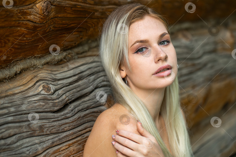 Скачать Портрет молодой блондинки крупным планом фотосток Ozero