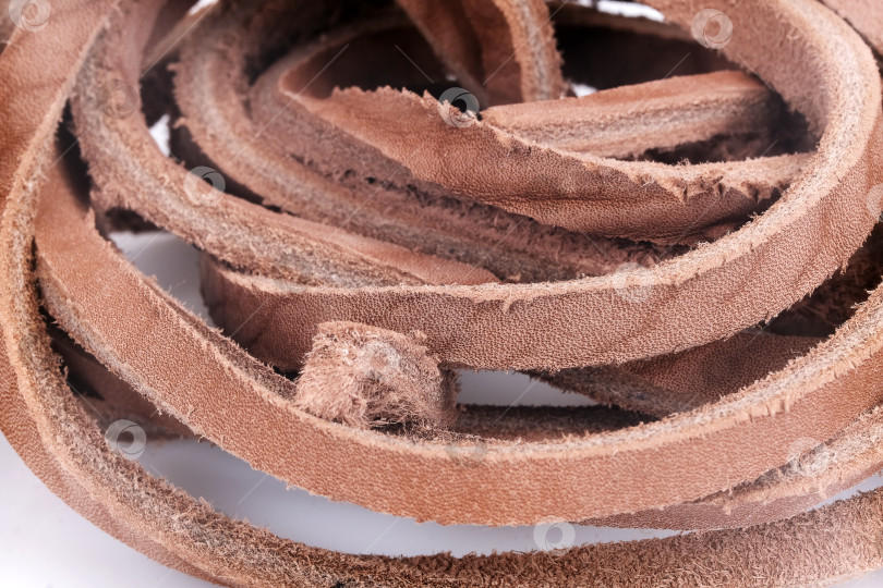 Скачать Моток шнура из натуральной кожи, выделенный на белом фоне. Выделенный фон фотосток Ozero