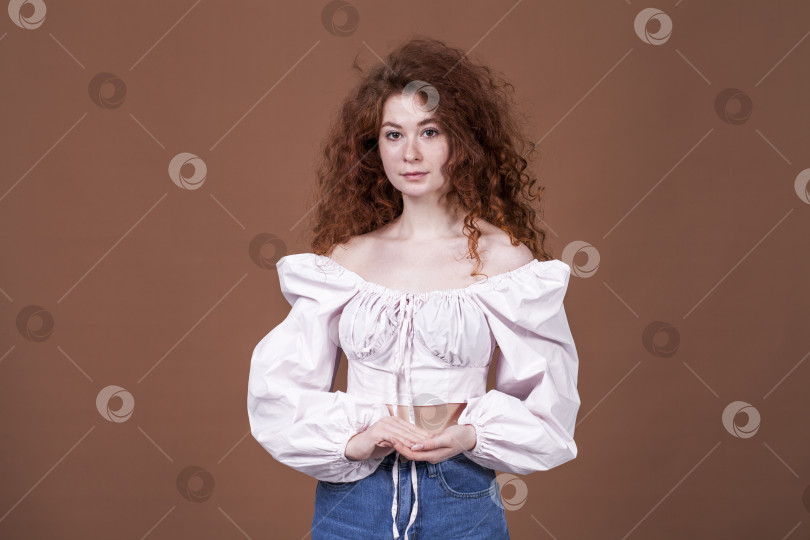 Скачать Студийный портрет рыжеволосой девушки фотосток Ozero