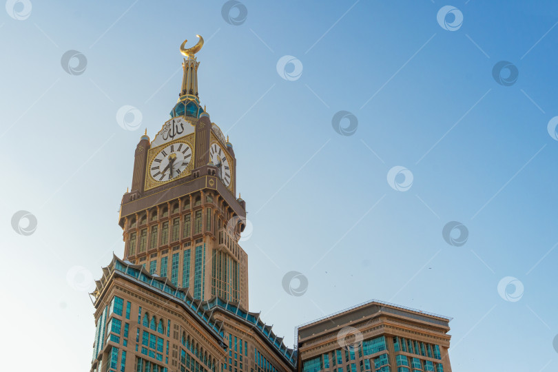 Скачать Исламская история. Знаменитая королевская башня с часами в Мекке. Место для текста. Абрадж Аль-Байт. Саудовская Аравия, Мекка, 24 ноября 2024 года, фотосток Ozero