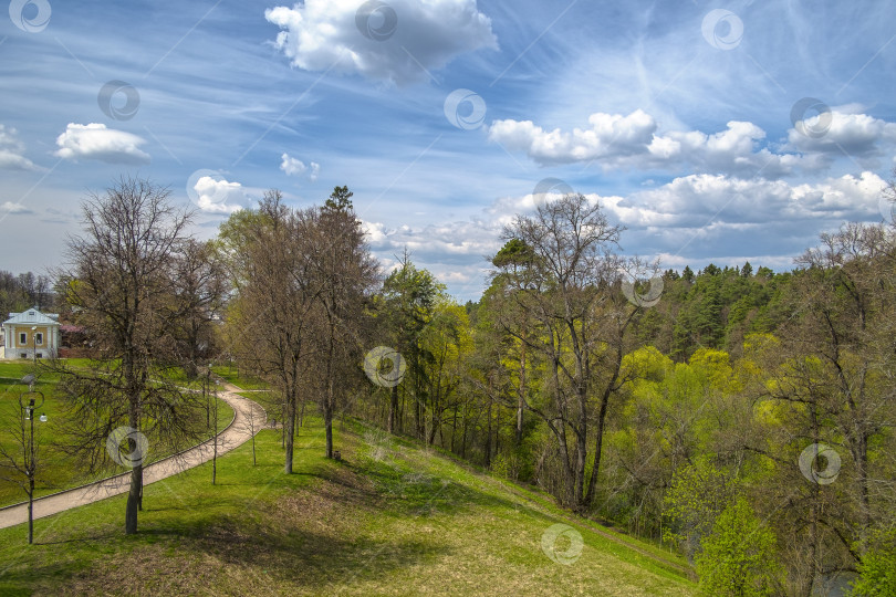 Скачать Безмятежный весенний пейзаж в старинном парке фотосток Ozero