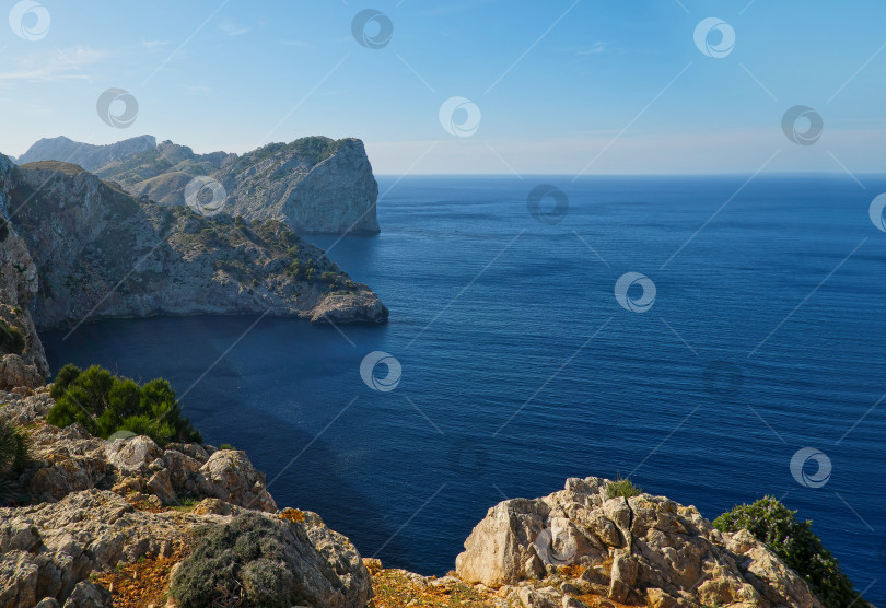 Скачать Вид на морской залив с высокой скалы в солнечный летний день фотосток Ozero