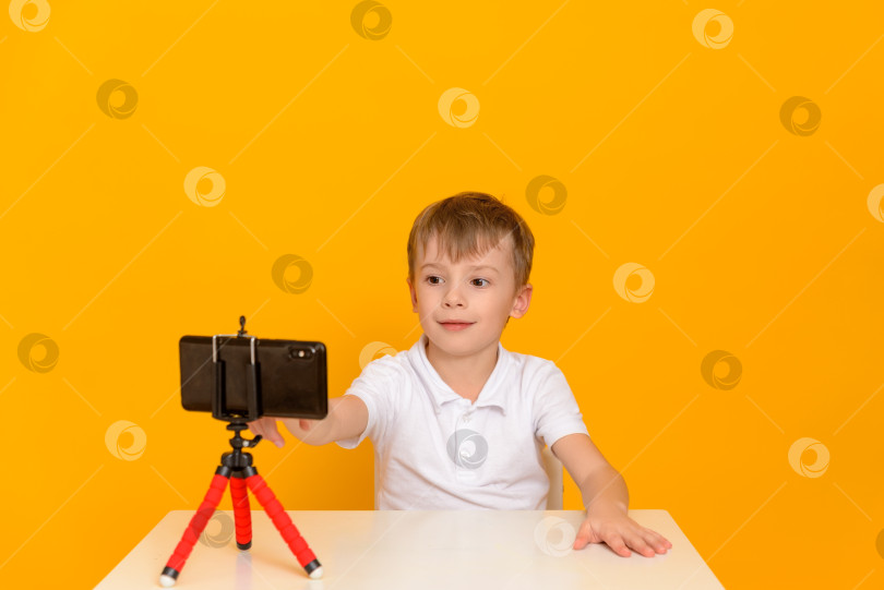 Скачать Детский блогер начинает свою трансляцию фотосток Ozero