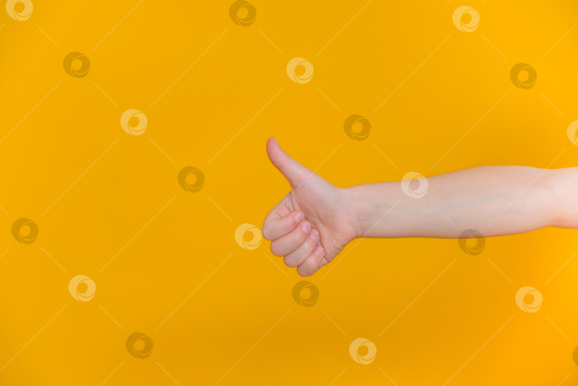 Скачать Детская рука показывает поднятый вверх большой палец фотосток Ozero