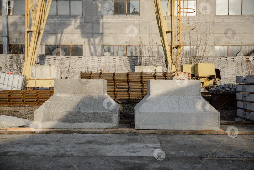 Скачать Фундамент для кельнны на складе завода сборного железобетона фотосток Ozero