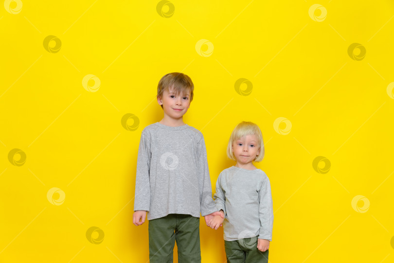 Скачать Два мальчика на цветном фоне фотосток Ozero