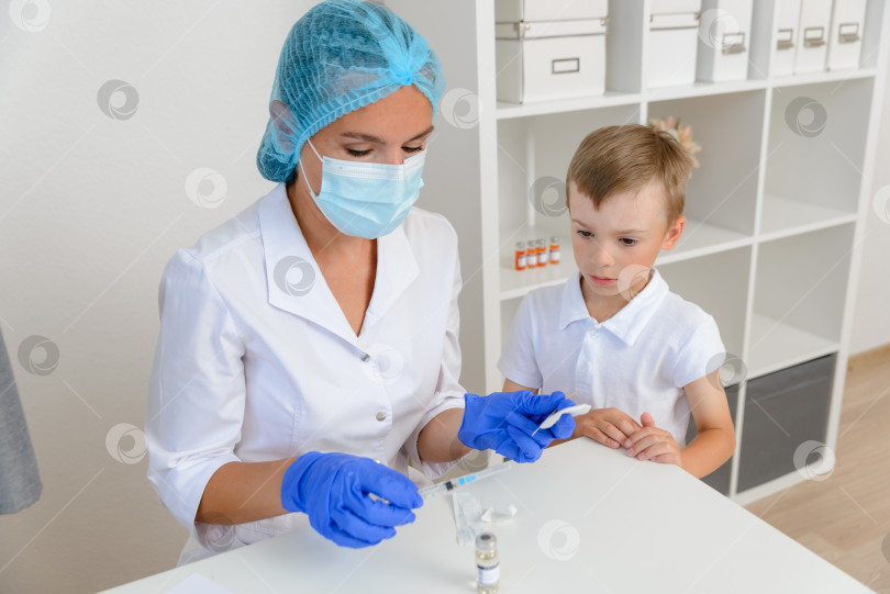 Скачать Вакцинация детей. Концепция борьбы с коронавирусом. Здоровье детей, забота о близких фотосток Ozero