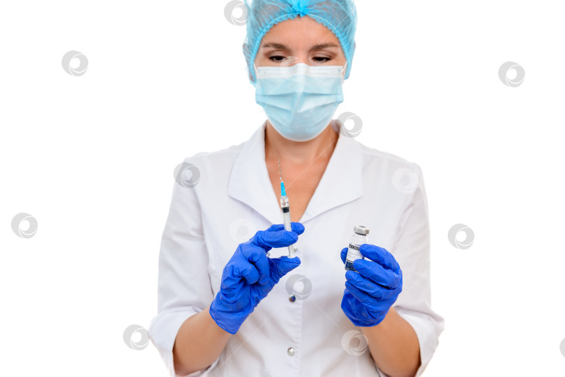 Скачать Медсестра или врач готовят дозу вакцины против covid-19 для вакцинации, концепция вакцинации против коронавируса. Белый изолированный фон. фотосток Ozero
