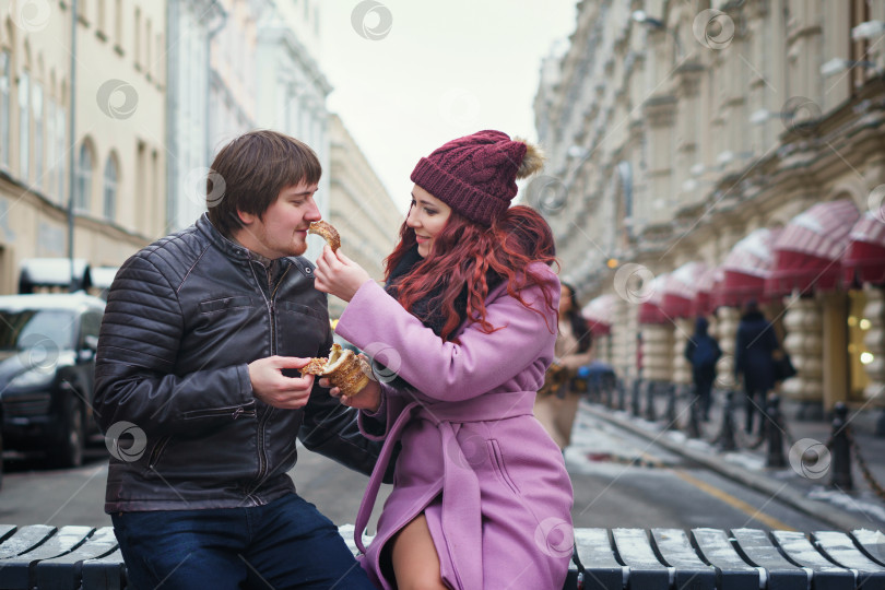 Скачать Влюбленные прогуливаются по городской улице фотосток Ozero