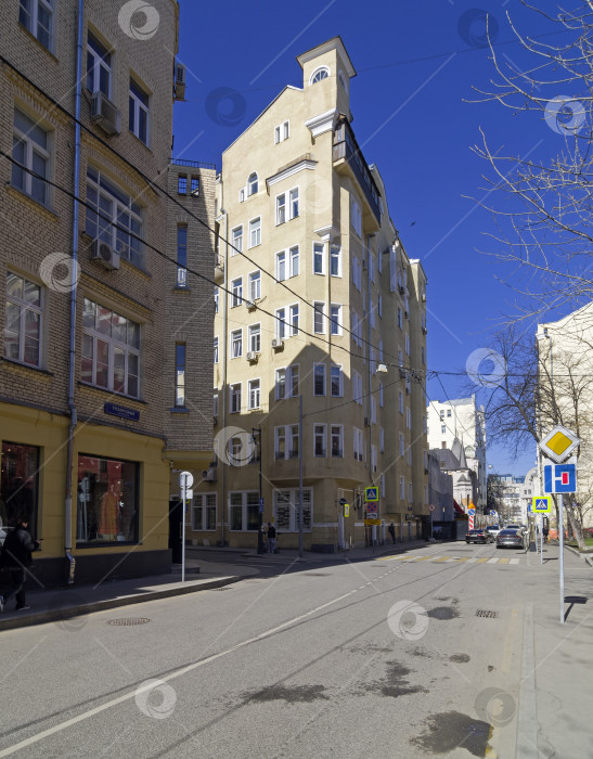 Скачать Старый многоквартирный дом в центре Москвы. фотосток Ozero