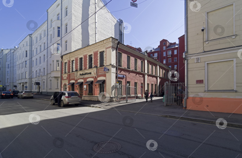 Скачать Старый многоквартирный дом в центре Москвы. фотосток Ozero