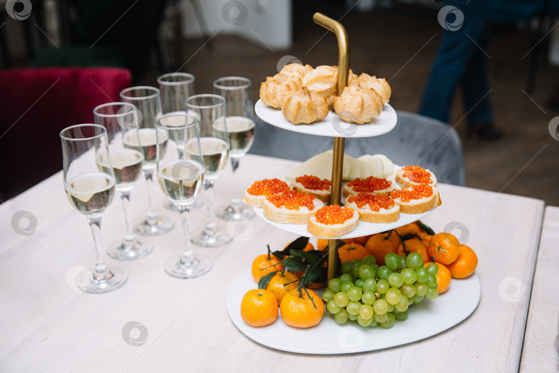 Скачать Изысканные закуски и шампанское для торжественного мероприятия. фотосток Ozero