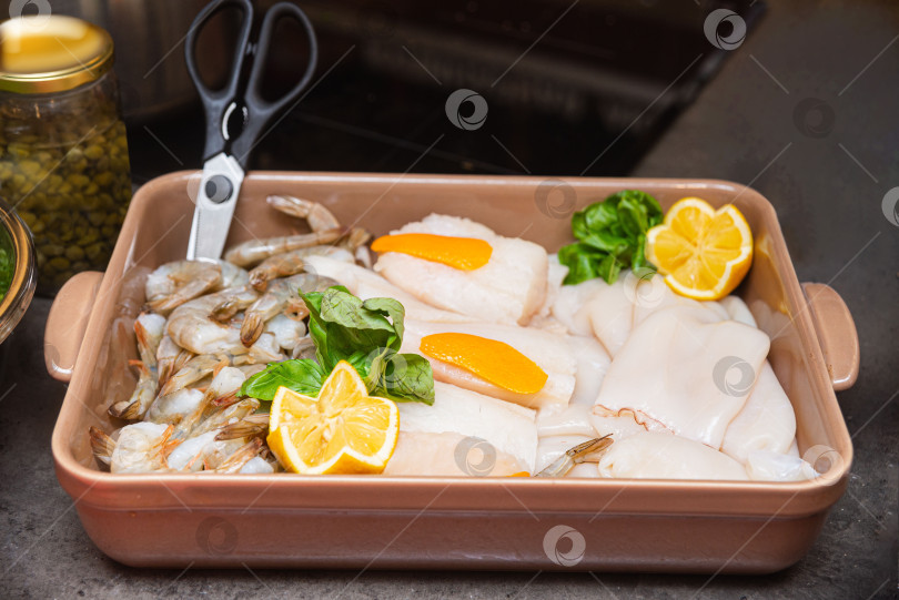 Скачать Сырые морепродукты смешайте с лимоном и зеленью. фотосток Ozero