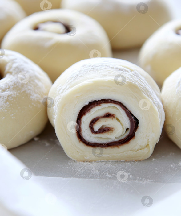 Скачать Булочки с корицей, приготовленные из белого теста, посыпанного мукой фотосток Ozero