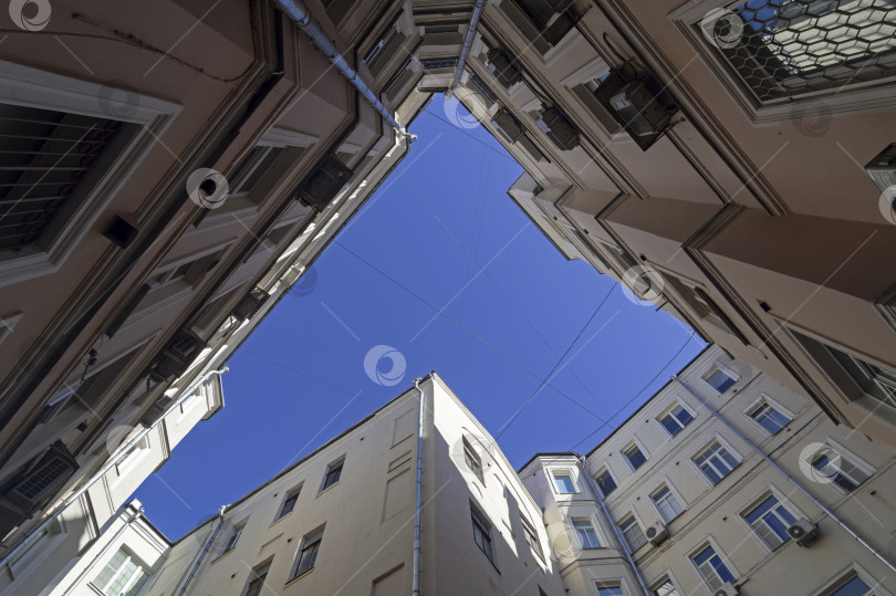 Скачать Двор-колодец в одном из московских переулков. фотосток Ozero