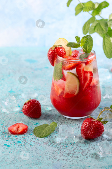 Скачать Летний ягодный освежающий напиток. фотосток Ozero