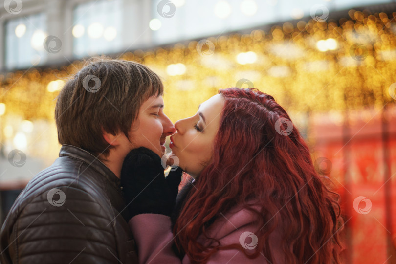 Скачать Влюбленные гуляют на рождественской ярмарке фотосток Ozero