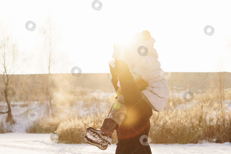 Скачать Подростки брат и сестра веселятся на снегу зимой фотосток Ozero