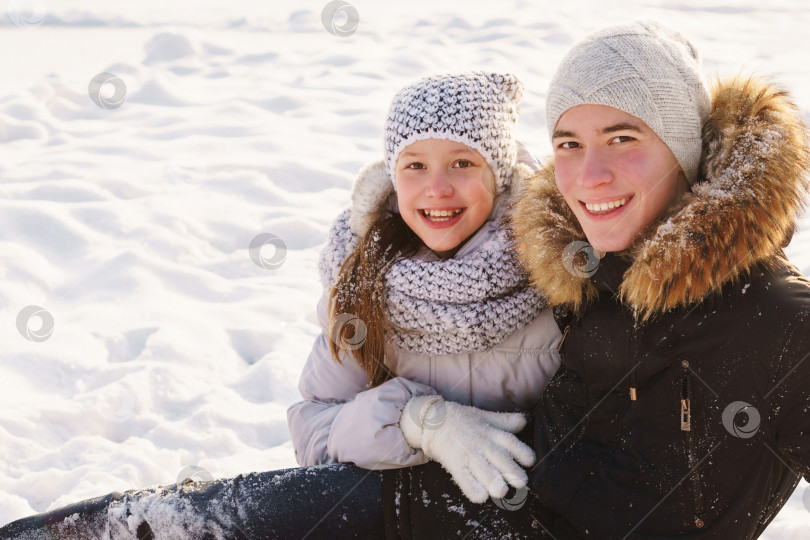 Скачать Подростки брат и сестра веселятся на снегу зимой фотосток Ozero