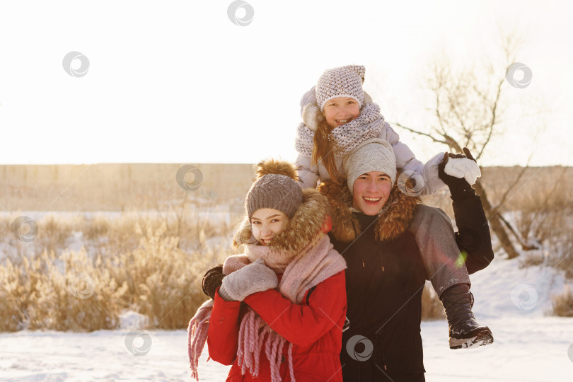 Скачать Группа друзей-подростков весело проводит время на снегу зимой фотосток Ozero