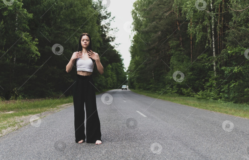 Скачать Молодая девушка босиком занимается гимнастикой фотосток Ozero