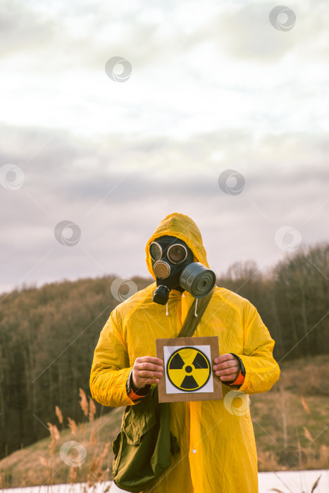 Скачать Человек в черном противогазе в зараженном радиацией лесу фотосток Ozero