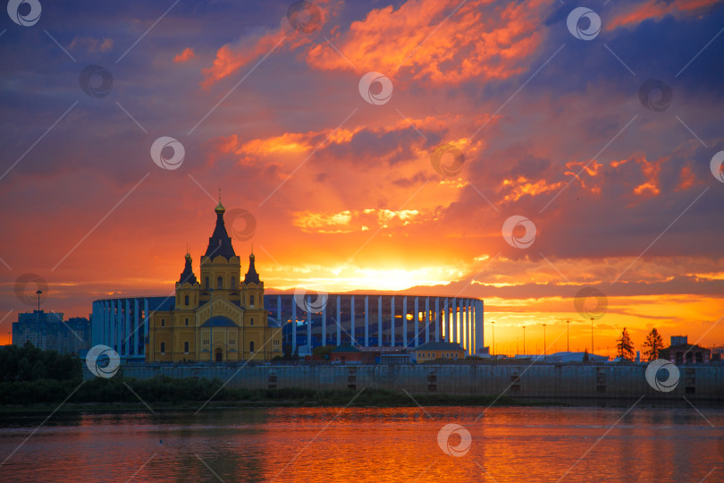 Скачать Закат в городе. Закат на реке. Чайки летают над рекой фотосток Ozero