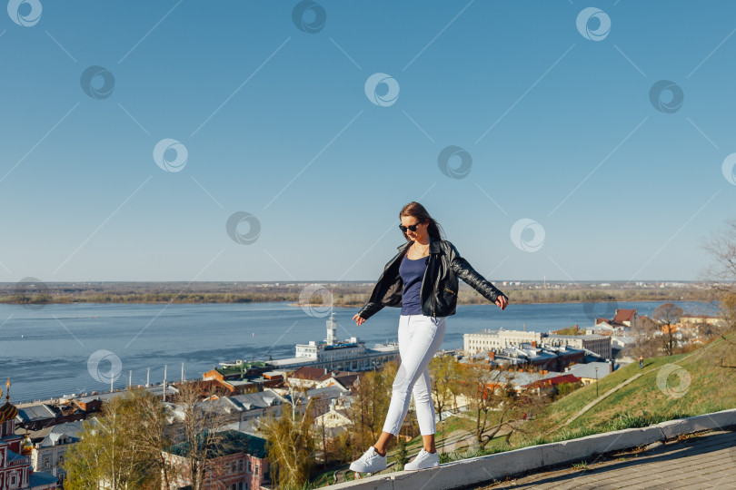 Скачать Девушка в кожаной черной куртке и солнечных очках фотосток Ozero