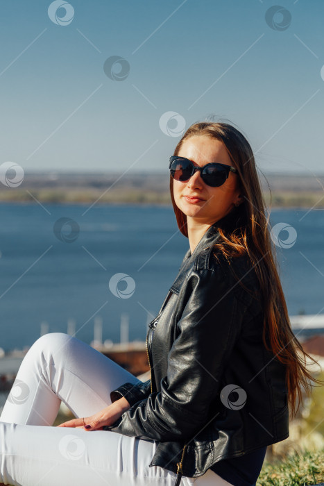 Скачать Девушка в кожаной черной куртке и солнечных очках фотосток Ozero