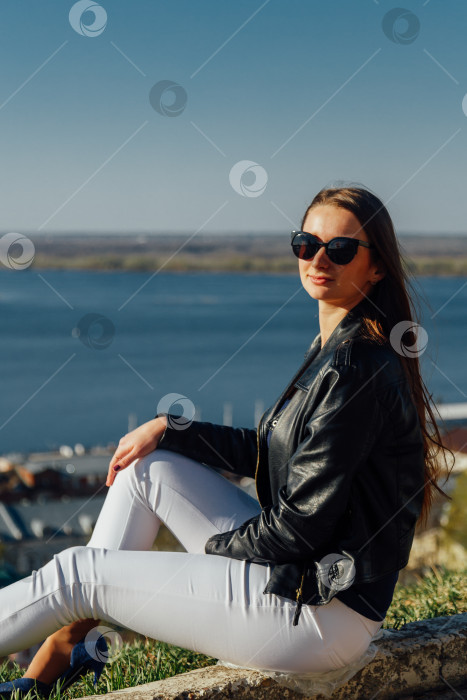 Скачать Девушка в кожаной черной куртке и солнечных очках фотосток Ozero