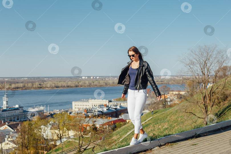 Скачать Девушка в кожаной черной куртке и солнечных очках фотосток Ozero