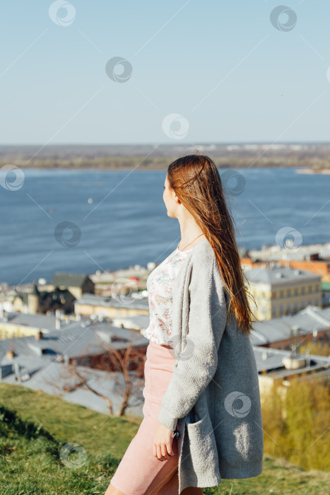 Скачать Портрет улыбающейся женщины в белом кардигане. Смеющаяся девушка на фоне улицы, свободы и счастья фотосток Ozero