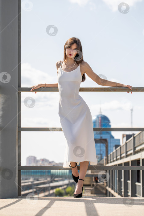 Скачать Молодая красивая женщина в длинном белом платье фотосток Ozero