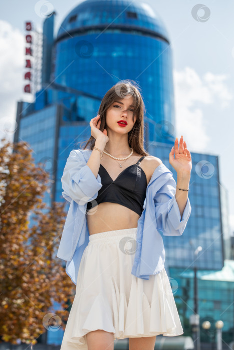 Скачать Портрет молодой красивой брюнетки-модели крупным планом фотосток Ozero