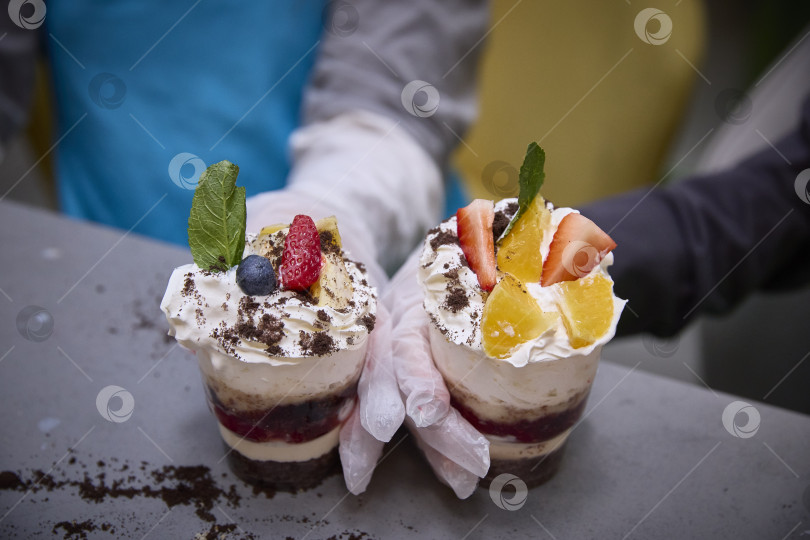 Скачать Вкусные Десертные Стаканчики Подаются Со Свежими Фруктами фотосток Ozero