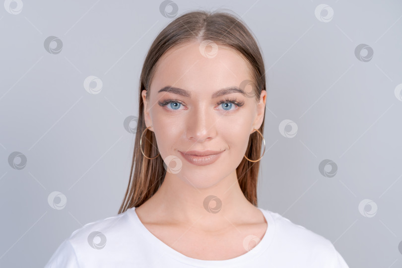 Скачать Сфотографируйте эмоциональную красивую кавказскую женщину, улыбающуюся, смотрящую в камеру фотосток Ozero