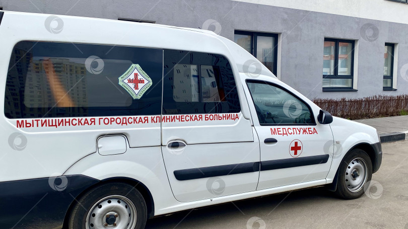 Скачать Машина городской клинической больницы, города Мытищи, Московской области. Россия, апрель 2025 г. фотосток Ozero
