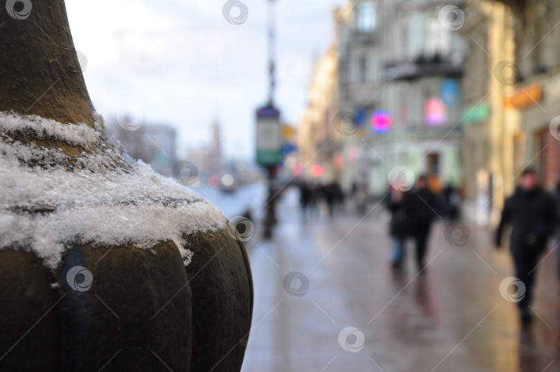 Скачать Снег на фонаре фотосток Ozero