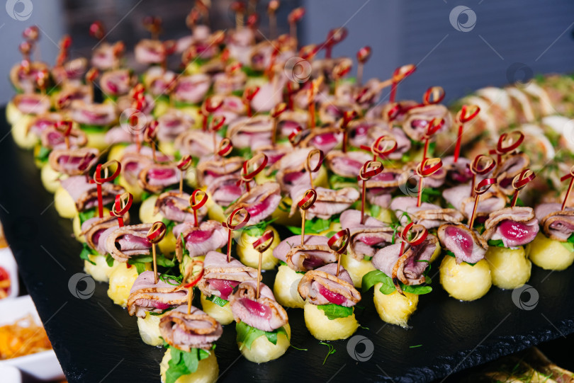 Скачать Шашлык из ростбифа и картофеля на шпажках для кейтеринга. фотосток Ozero