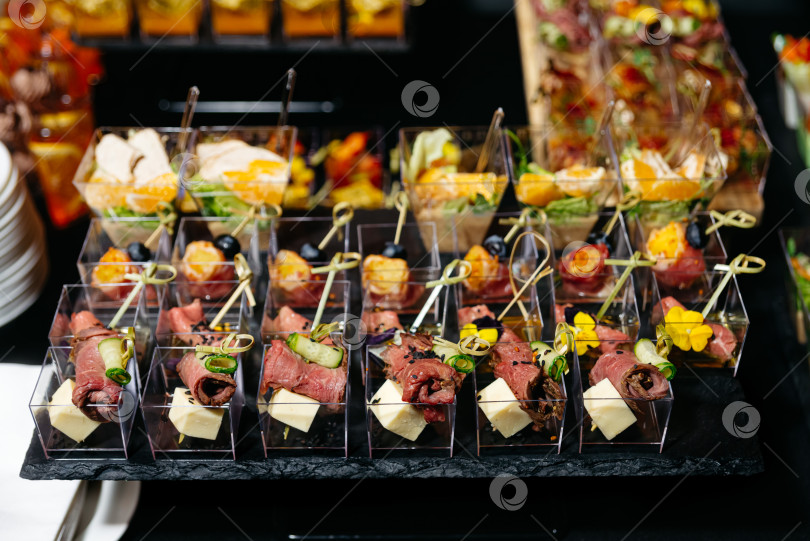 Скачать Изысканные мясные и сырные закуски в чашечках. фотосток Ozero