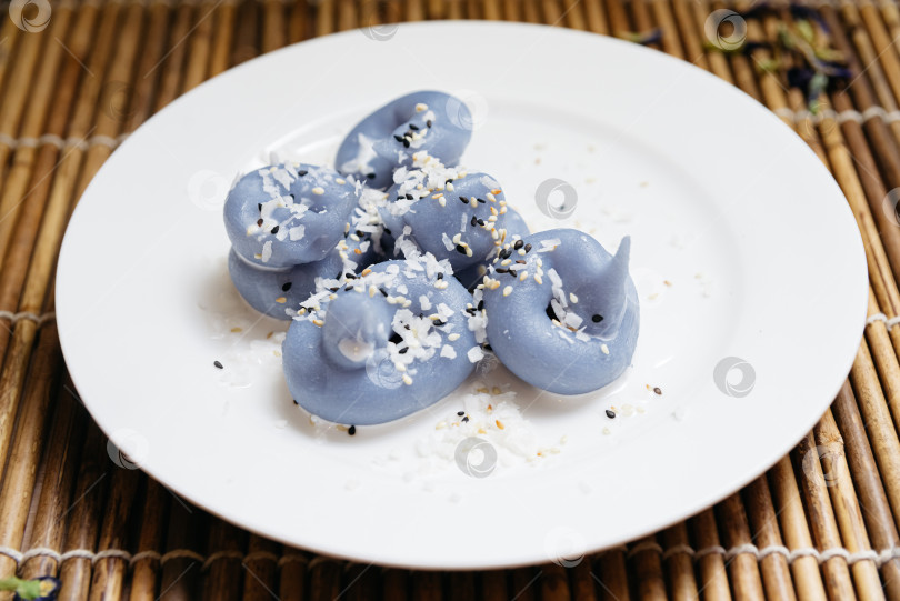 Скачать Голубые тайские десертные клецки с кокосовой начинкой. фотосток Ozero