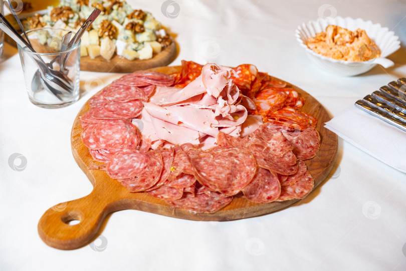 Скачать Мясное ассорти с ассорти из вяленого мяса. фотосток Ozero