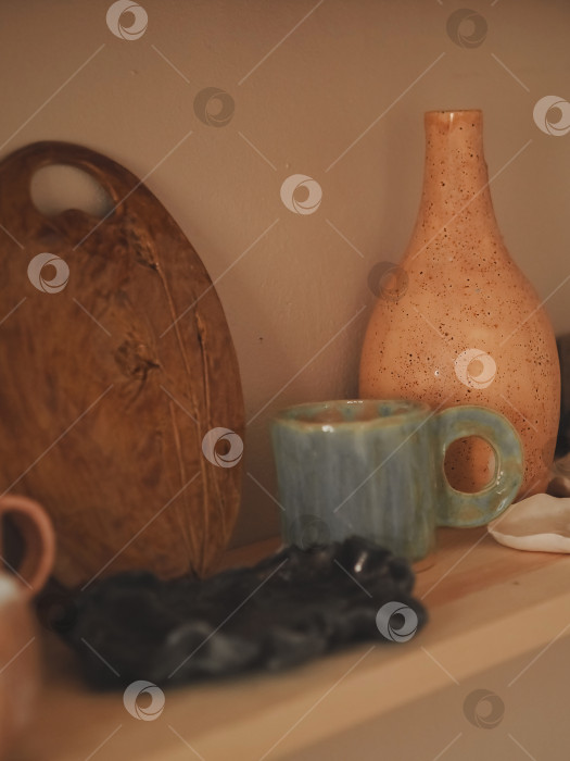 Скачать Красивые глиняные вазы, кувшины, кружки, тарелки в гончарной мастерской. Творчество художника. Разноцветная посуда. Ручной работы фотосток Ozero