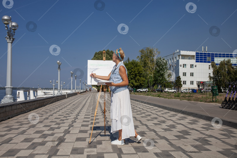 Скачать Художница рисует городской пейзаж в Самаре фотосток Ozero